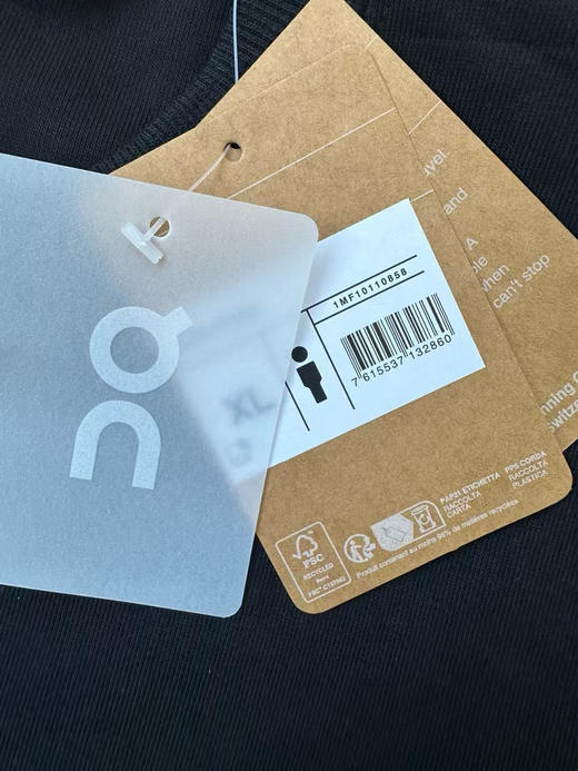 原单正品昂跑 Club Crew 运动风圆领卫衣！
380克毛圈，胸前大硅胶标极简，不饱和配色，很适合日常穿搭。情侣款。
尺码s m l xl 
颜色灰色 黑色
原价940 商品图10