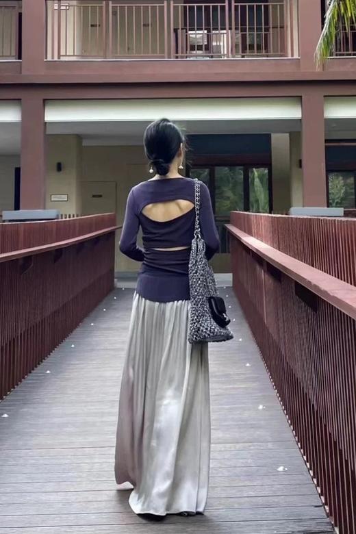 SIA SAYLOR 藏蓝色圆领后背镂空针织上衣 20714 商品图7