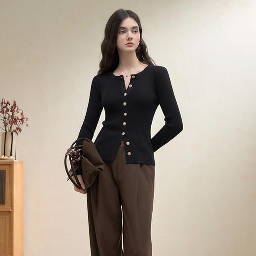 西遇气质金扣长袖针织衫女秋季新款修身显瘦内搭打底衫上衣V2951185 商品图1