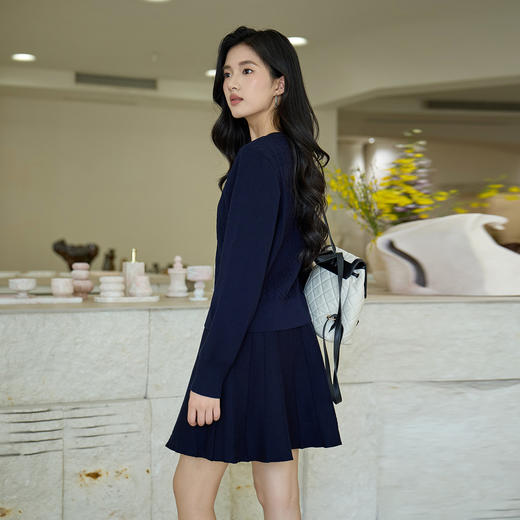 奢姿大码女装2025秋季绣花设计减龄针织两件套胖妹妹时尚圆领套装9453969910 商品图3