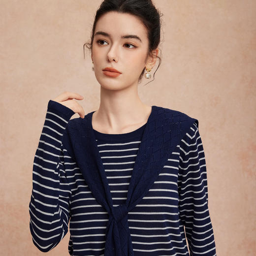 QG641斯尔丽25新款含丝光羊毛宽松时尚白领气质配多功能镂空三角巾上衣 商品图4