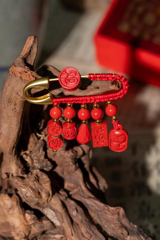 【朱砂 压惊别针】别针尺寸50*40mm，高含量朱砂，求好运，“戴”好运，得好运！湖南湘西朱砂原石 商品图8