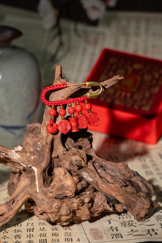 【朱砂 压惊别针】别针尺寸50*40mm，高含量朱砂，求好运，“戴”好运，得好运！湖南湘西朱砂原石 商品图6