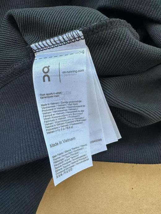 原单正品昂跑 Club Crew 运动风圆领卫衣！
380克毛圈，胸前大硅胶标极简，不饱和配色，很适合日常穿搭。情侣款。
尺码s m l xl 
颜色灰色 黑色
原价940 商品图9