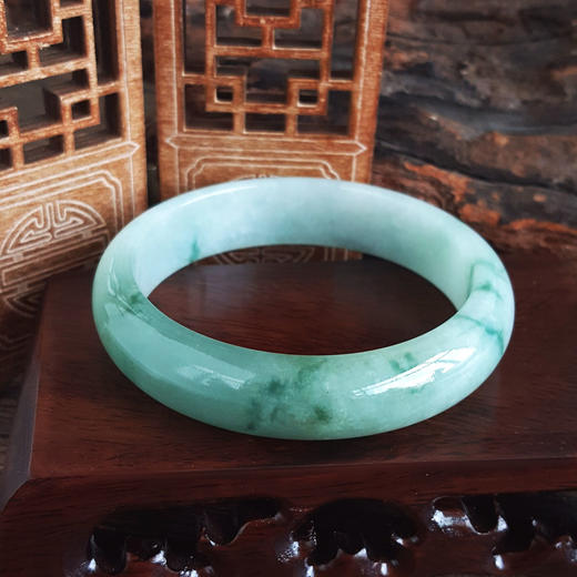 【天然正品】A货翡翠天然正桩细腻无纹裂糯种飘蓝花58.5号翡翠手镯58.5号（皆取最大值）女士120925NJM05现售价：3680 商品图6