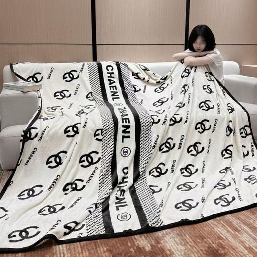 【轻奢小香风双面绒毯】送手提袋 暖暖ins风绒毯 经典高奢双面印花 居家必备单品 商品图2