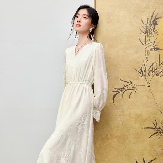 【内购】【山芷铃兰系列】莱赛尔国风优雅通勤V领泡泡袖亮片绣花连衣裙-Q53LI3926 商品图2