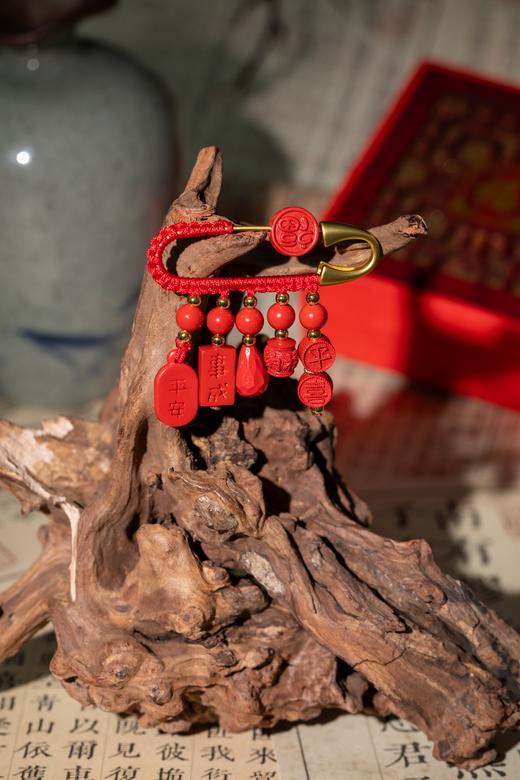 【朱砂 压惊别针】别针尺寸50*40mm，高含量朱砂，求好运，“戴”好运，得好运！湖南湘西朱砂原石 商品图12