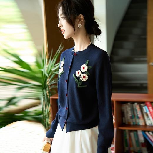 「自」全新升级【铂金会员293/天猫399/差价106】(11107)洛诗琳复古立体钩花针织开衫2025秋季气质圆领百搭羊毛上衣 商品图1