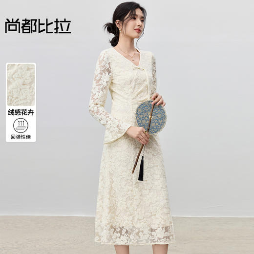 【内购】【绒感花卉】通勤V领国风流苏盘扣捏褶收腰喇叭袖弹力蕾丝连衣裙-153LU2884 商品图0
