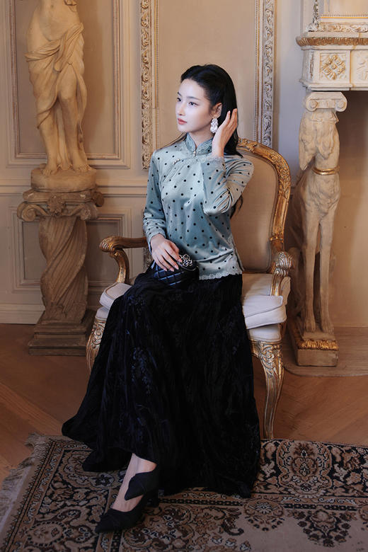 逸红颜明月优选#优雅丝绒波点上衣『意菲』复古丝绒邂逅经典波点，刘亦菲同款新中式浪漫 商品图3