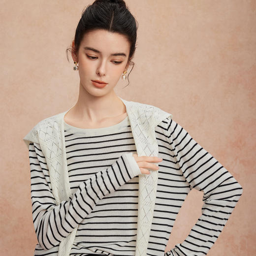 QG641斯尔丽25新款含丝光羊毛宽松时尚白领气质配多功能镂空三角巾上衣 商品图9