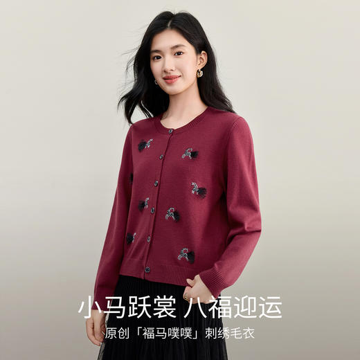 【内购】【幸运小马】通勤设计感圆领单排扣软糯安迪绒开衫毛衣-W53EB3516 商品图1