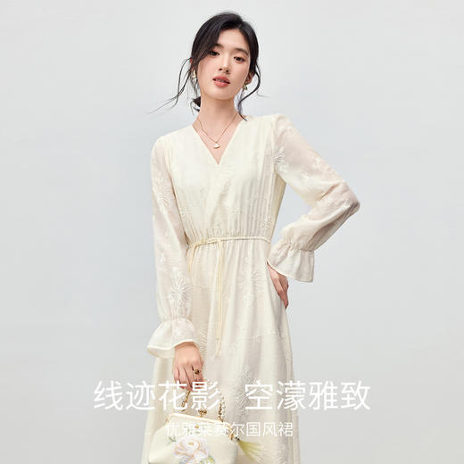 【内购】【山芷铃兰系列】莱赛尔国风优雅通勤V领泡泡袖亮片绣花连衣裙-Q53LI3926 商品图1