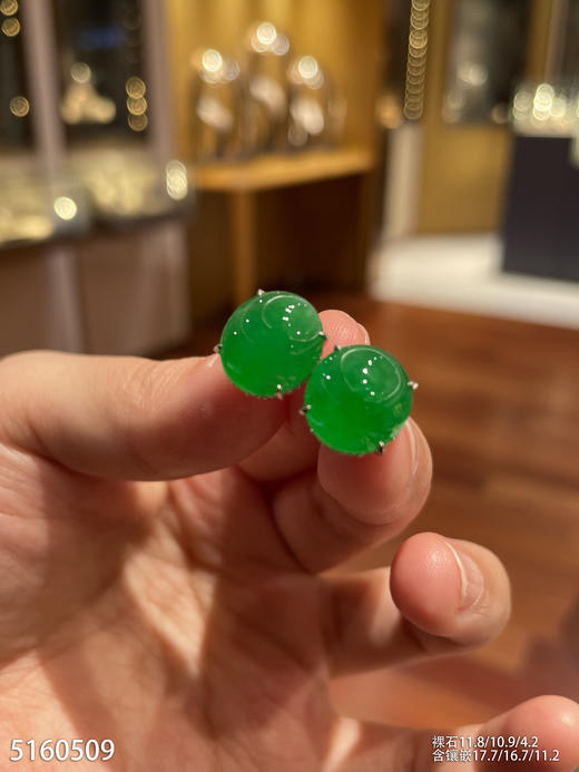 近高冰种浓艳绿蛋面耳钉【5160509】具体价格微信咨询 商品图2