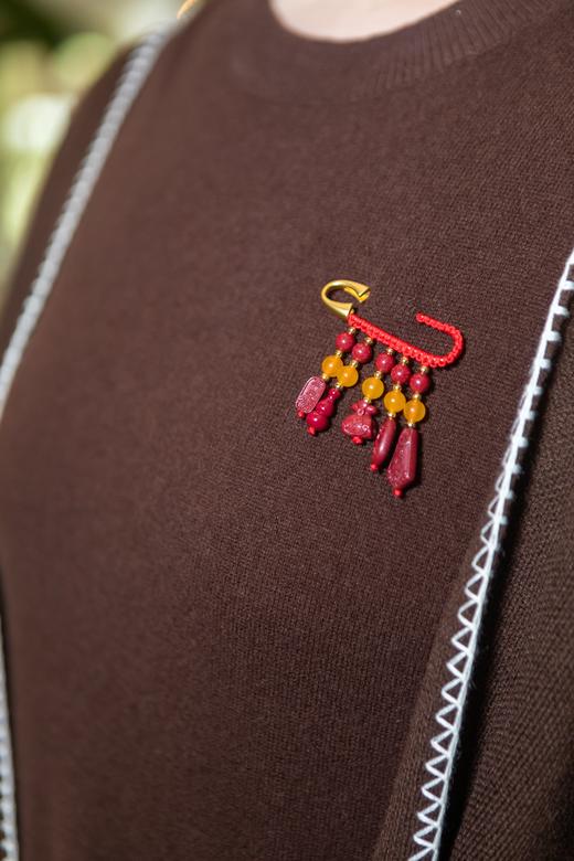 【朱砂 压惊别针】别针尺寸50*40mm，高含量朱砂，求好运，“戴”好运，得好运！湖南湘西朱砂原石 商品图4