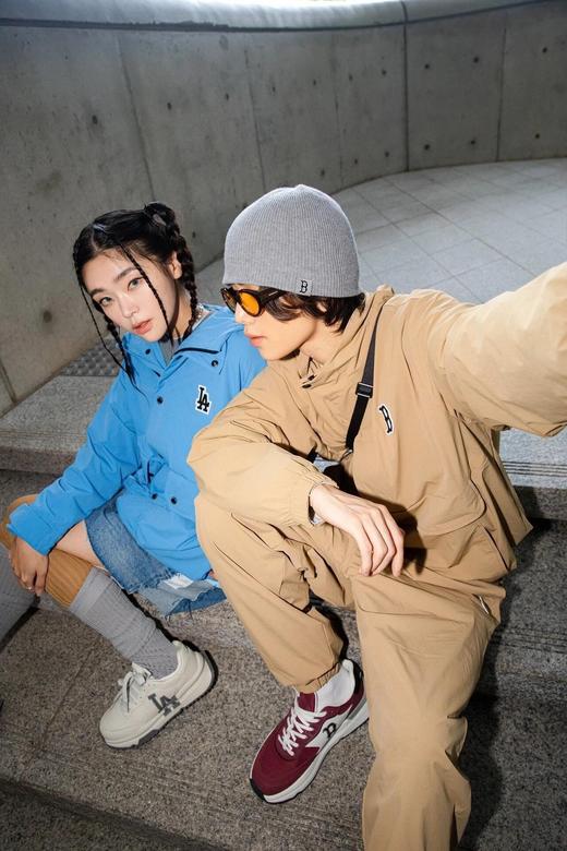 男女同款得物同步防风防水字母冲锋衣 商品图1