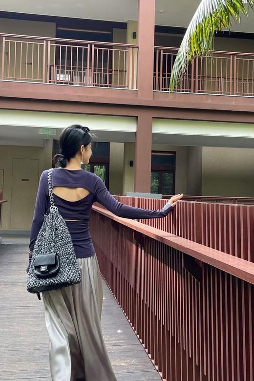 SIA SAYLOR 藏蓝色圆领后背镂空针织上衣 20714 商品图6