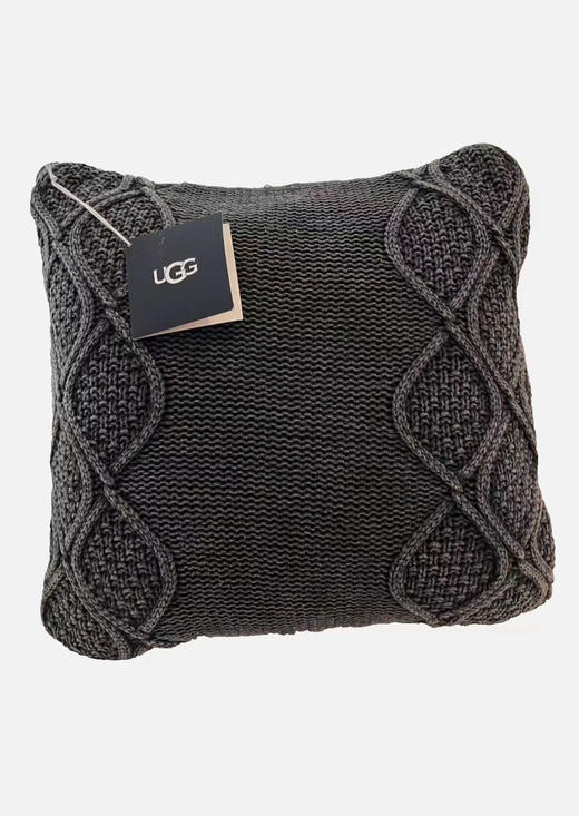外贸原单UGG 靠枕，抱枕。针织全棉水洗绞花图案，配羊羔绒。可以脱卸，内芯填充物是羽丝棉，弹性好不易塌，尺寸50*50
原价59.99美金。 商品图0