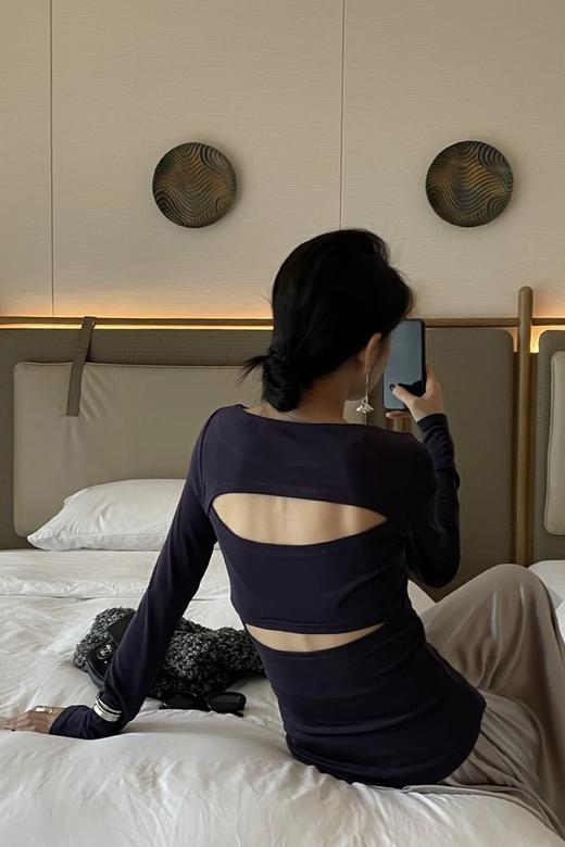 SIA SAYLOR 藏蓝色圆领后背镂空针织上衣 20714 商品图0