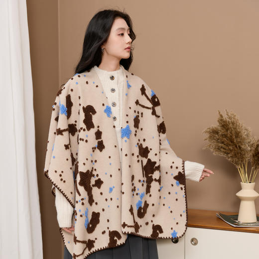 三彩2025新款立体图案外搭毛绒披肩保暖文艺女氛围感可爱趣味 商品图4
