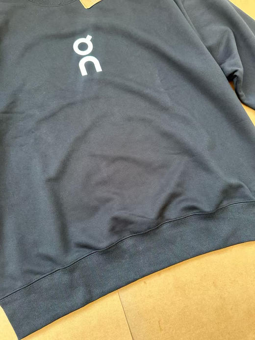 原单正品昂跑 Club Crew 运动风圆领卫衣！
380克毛圈，胸前大硅胶标极简，不饱和配色，很适合日常穿搭。情侣款。
尺码s m l xl 
颜色灰色 黑色
原价940 商品图6