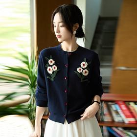 「自」全新升级【铂金会员293/天猫399/差价106】(11107)洛诗琳复古立体钩花针织开衫2025秋季气质圆领百搭羊毛上衣