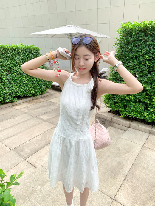 【169元任选2件】最后一波现货！法式甜美气质白色挂脖吊带连衣裙 商品图6