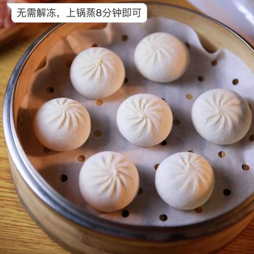 【金陵灌汤包】采用优质小麦粉制成柔韧的面皮儿， 馅料选用新鲜黑猪后腿肉， 再由老母鸡和猪蹄膀熬制鲜美汤汁。 皮薄肉多，馅料紧实而鲜香无需解冻，上锅蒸8分钟即可，香味浓郁，好一口地道的老南京味 商品图7