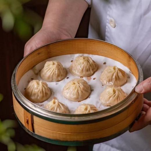 【金陵灌汤包】采用优质小麦粉制成柔韧的面皮儿， 馅料选用新鲜黑猪后腿肉， 再由老母鸡和猪蹄膀熬制鲜美汤汁。 皮薄肉多，馅料紧实而鲜香无需解冻，上锅蒸8分钟即可，香味浓郁，好一口地道的老南京味 商品图1