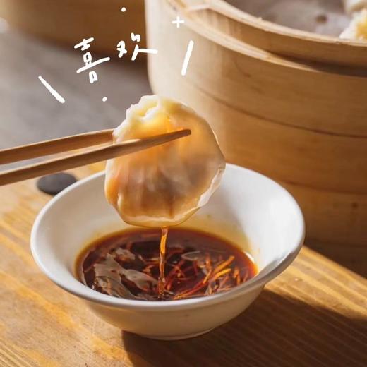 【金陵灌汤包】采用优质小麦粉制成柔韧的面皮儿， 馅料选用新鲜黑猪后腿肉， 再由老母鸡和猪蹄膀熬制鲜美汤汁。 皮薄肉多，馅料紧实而鲜香无需解冻，上锅蒸8分钟即可，香味浓郁，好一口地道的老南京味 商品图6