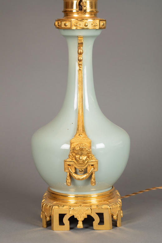 独角鹿西洋古董19世纪法国出品铜鎏金精雕底座嵌自然花环主题豆青釉瓷瓶装饰布面百褶灯罩台灯一对 商品图4