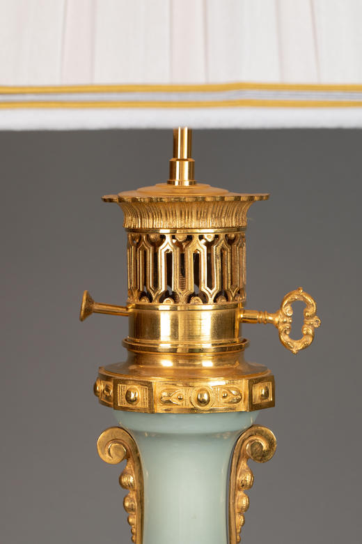 独角鹿西洋古董19世纪法国出品铜鎏金精雕底座嵌自然花环主题豆青釉瓷瓶装饰布面百褶灯罩台灯一对 商品图5