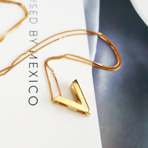 【天然正品】莱绅通灵AU750黄金时尚设计款非你莫属系列0.069克拉钻石吊坠项链46CM女士060925NJS25现售价：2880 商品图4