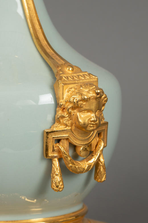 独角鹿西洋古董19世纪法国出品铜鎏金精雕底座嵌自然花环主题豆青釉瓷瓶装饰布面百褶灯罩台灯一对 商品图6