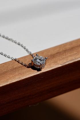 Swaroski施华洛世奇单钻项链到货，当红小花赵露思私下佩戴的同款，以1克拉「6.5mm直径」6A+顶级莫桑钻为核心，搭配纯净S925银材质，MY公司出来的货品，自然光下火彩效果非常漂亮！！