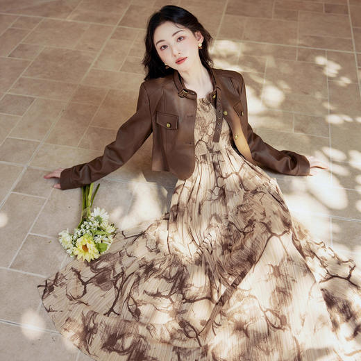 短款长袖机车皮衣外套褶皱碎花吊带连衣裙女秋季2025新款时尚套装 商品图3
