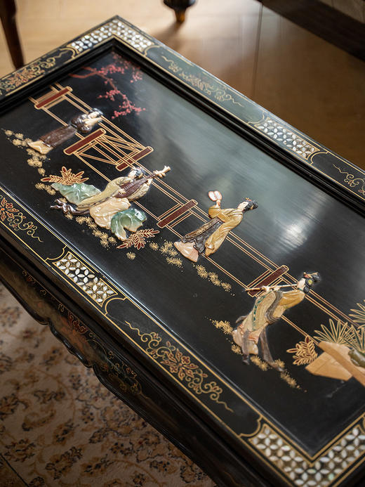 独角鹿西洋古董20世纪中国出品庭院仕女抚琴主题寿山石及螺钿镶嵌黑漆描金矮桌几 商品图4