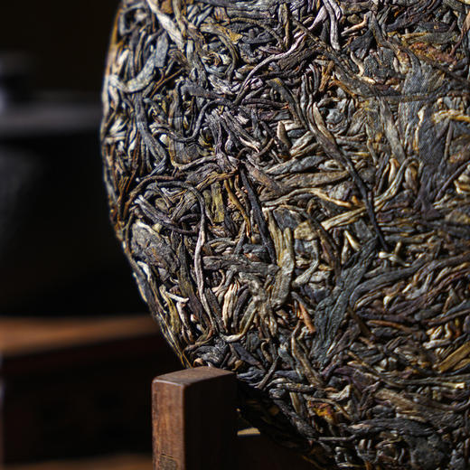 【新品开售】【品牌顶奢系列；一流纯料；最核心资源】【勐海茶王全球限量18饼】只有一年；2025年头春老班章茶王地核心古树资源；顶配茶！塔尖高奢品；357g/饼 商品图4