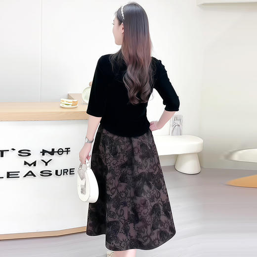 QYM 1211625B05-Y时尚两件套裙长袖小衫搭配高腰印花半身裙 商品图3