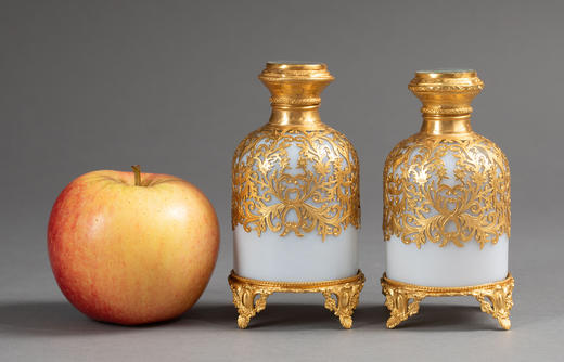 独角鹿西洋古董1830-1850年代法国出品古典风景主题细密画瓶盖装饰卷叶纹铜鎏金精雕嵌乳白色欧泊水晶香水瓶一对 商品图1