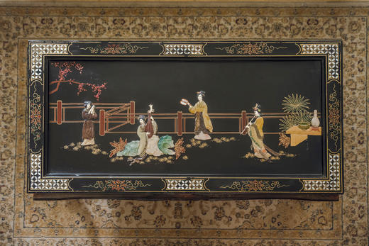 独角鹿西洋古董20世纪中国出品庭院仕女抚琴主题寿山石及螺钿镶嵌黑漆描金矮桌几 商品图3