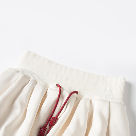 2025秋季新品女士光泽感缎面抽绳设计花苞短裙 商品图3