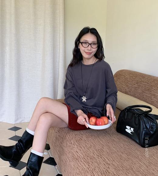 老米优品🎈3-5天！《文艺随心不规则下摆秋日tee 》95%棉+5%氨纶。寻常日子里，需要这份 “小独特”把艺术家的随性缝进衣摆 T250915B 商品图0