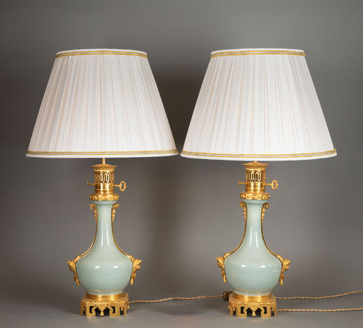 独角鹿西洋古董19世纪法国出品铜鎏金精雕底座嵌自然花环主题豆青釉瓷瓶装饰布面百褶灯罩台灯一对 商品图0