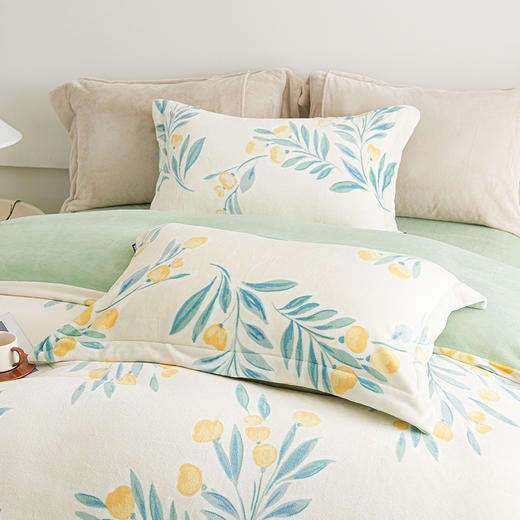 多喜爱 暖暖绒四件套晨晓新叶/时光小憩/叠趣/橙络花织/格苒/琼浪/晨露绒光/慕婉/hl【高克重暖暖绒】【一触即暖】【抗静电】【不易掉毛】细腻绒毛 暖而不闷 透湿排汗 可水洗 商品图3