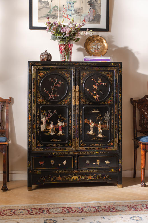 独角鹿西洋古董20世纪中国出品黑漆描金百宝嵌侍女图方角柜 商品图0