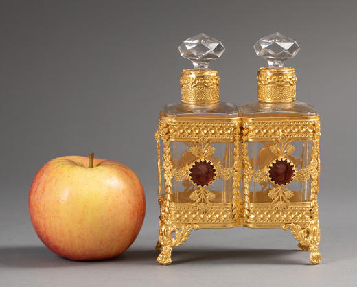 独角鹿西洋古董19世纪末法国出品花卉卷叶纹铜鎏金精雕镶嵌古典女子肖像主题卡梅奥装饰水晶香水瓶一对 商品图1