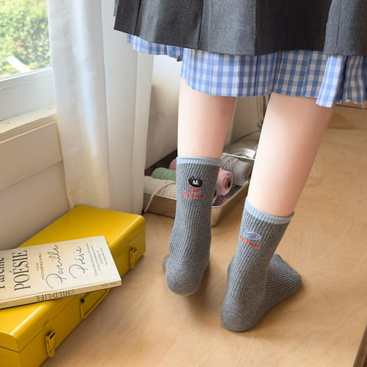 4双一组！2025秋新款后跟猫吃小鱼刺绣女袜中筒袜 双针工艺 黑白灰经典百搭色系棉袜 商品图4