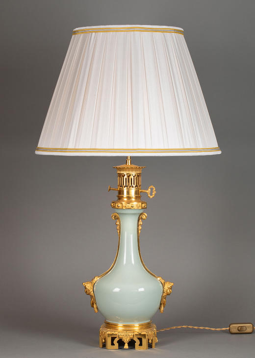 独角鹿西洋古董19世纪法国出品铜鎏金精雕底座嵌自然花环主题豆青釉瓷瓶装饰布面百褶灯罩台灯一对 商品图1